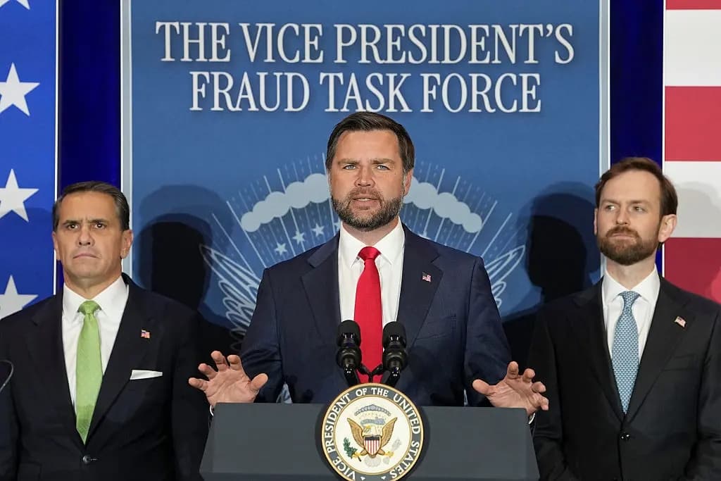 El vicepresidente JD Vance (C) habla mientras el fiscal general de los Estados Unidos, Todd Blanche (I), y el presidente de la Comisión Federal de Comercio (FTC), Andrew Ferguson, escuchan durante una visita a la oficina local del FBI en Cincinnati, Ohio, el 21 de octubre de 2026. (Jacquelyn Martin/Getty Images)