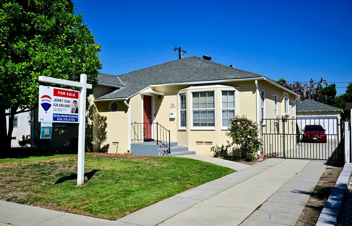 <em>Una casa en venta en San Marino, California, el 6 de septiembre de 2023. (Frederic J. Brown/AFP vía Getty Images).</em>