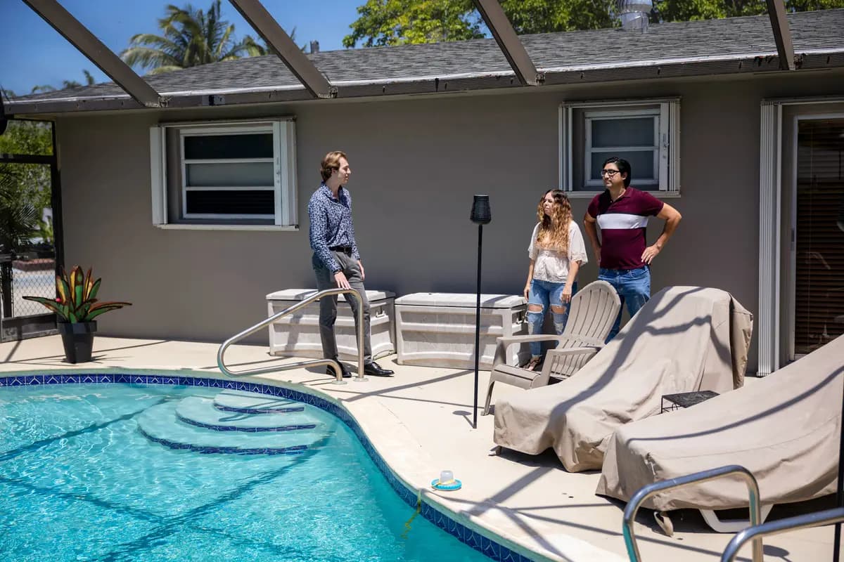 <em>Un agente inmobiliario muestra una casa en venta a posibles compradores en Cutler Bay, Florida, el 20 de abril de 2023. (Joe Raedle/Getty Images).</em>