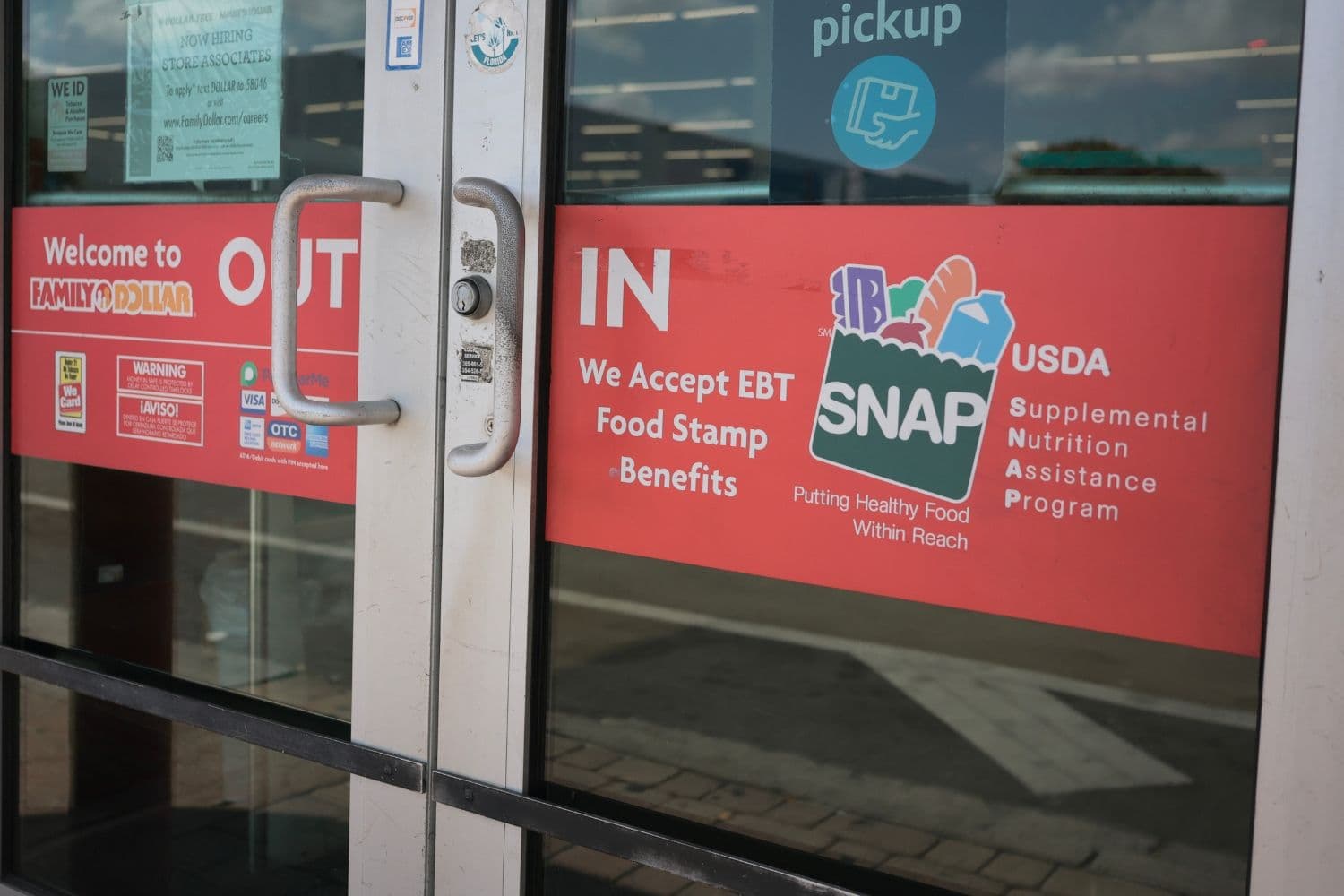Un letrero indica que la tienda acepta beneficios del SNAP el 21 de abril de 2026, en Miami, Florida. (Joe Raedle/Getty Images)
