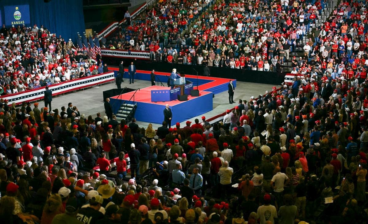 El presidente Donald Trump habla durante un mitin de campaña en el Heartland Credit Union Arena en Park City, Kansas, un suburbio de Wichita, el 19 de octubre de 2026. (Kent Nishimura/AFP vía Getty Images)