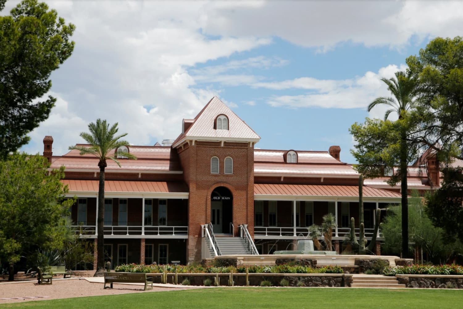 El edificio original Old Main del campus de la Universidad de Arizona en Tucson, Arizona, el 31 de julio de 2015. (Ross D. Franklin/AP.)