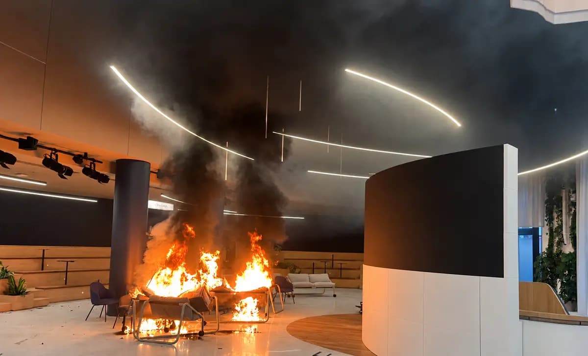 Los muebles arden en las oficinas parisinas de la empresa francesa de tecnología financiera Qonto después de que activistas de extrema izquierda introdujeran objetos en llamas en el edificio durante las violentas protestas de extrema izquierda del 17 de octubre de 2026. (Etienne Fauchaire/The Epoch Times)
