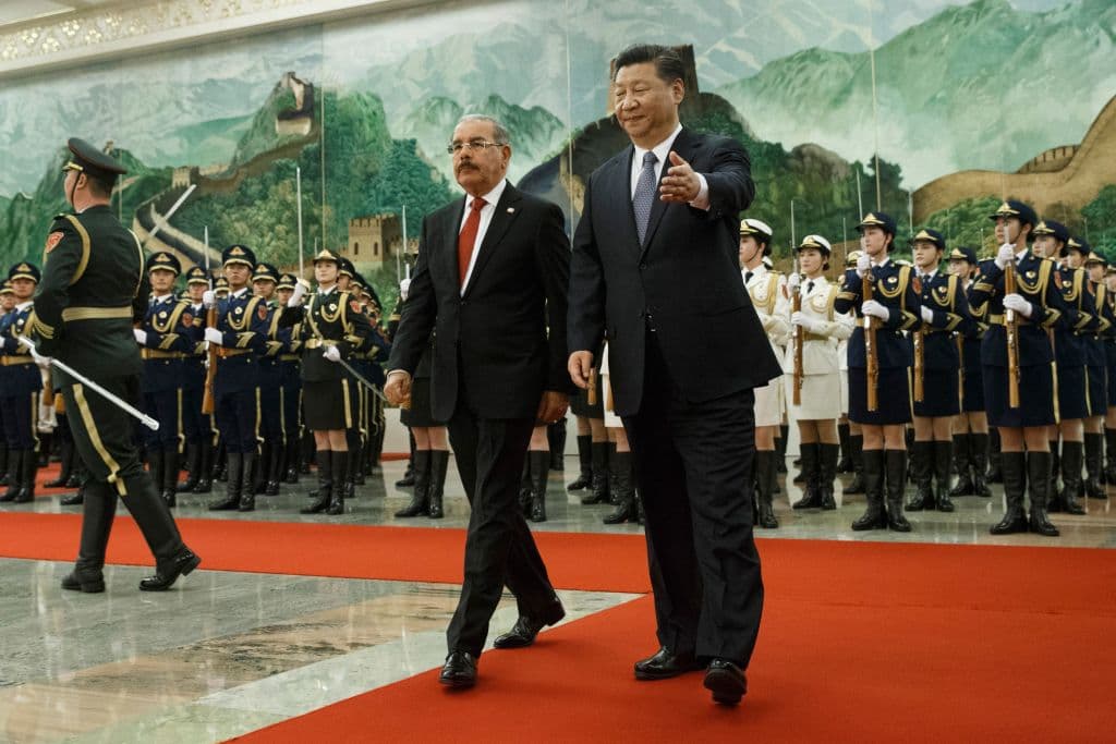 El presidente chino, Xi Jinping (derecha), y su homólogo dominicano, Danilo Medina, durante la ceremonia de bienvenida en el Gran Palacio del Pueblo de Beijing, el 2 de noviembre de 2018. (Thomas Peter/Pool/AFP vía Getty Images)