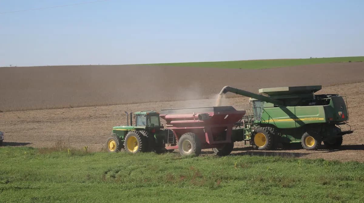 <em>Una cosechadora descarga en un campo a las afueras de Lindsay, Nebraska, el 12 de octubre de 2026. (Michael Clements/The Epoch Times).</em>