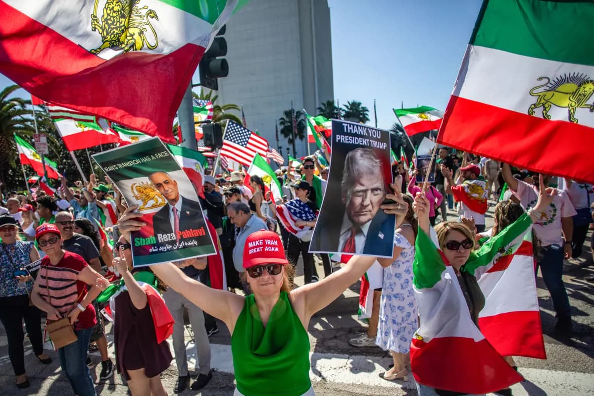 <em>Una mujer sostiene fotografías de Reza Pahlavi y del presidente estadounidense Donald Trump mientras miembros de la comunidad iraní celebran frente al Edificio Federal en Los Ángeles el 28 de febrero de 2026. (Apu Gomes/AFP vía Getty Images).</em>