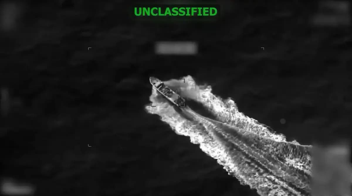 <em>Captura de pantalla del bombardeo a un barco del narcotráfico en el Pacífico Oriental el 26 de abril de 2026. (Comando Sur de EE. UU.).</em>