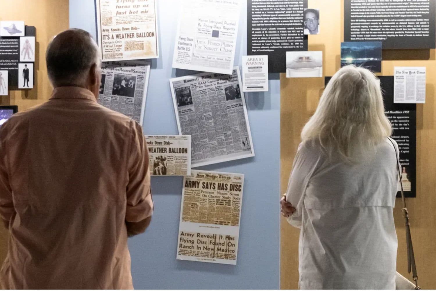 Turistas leen los titulares en el Museo Internacional de OVNIs de Roswell, Nuevo México, el 7 de octubre de 2026. (John Fredricks/The Epoch Times)
