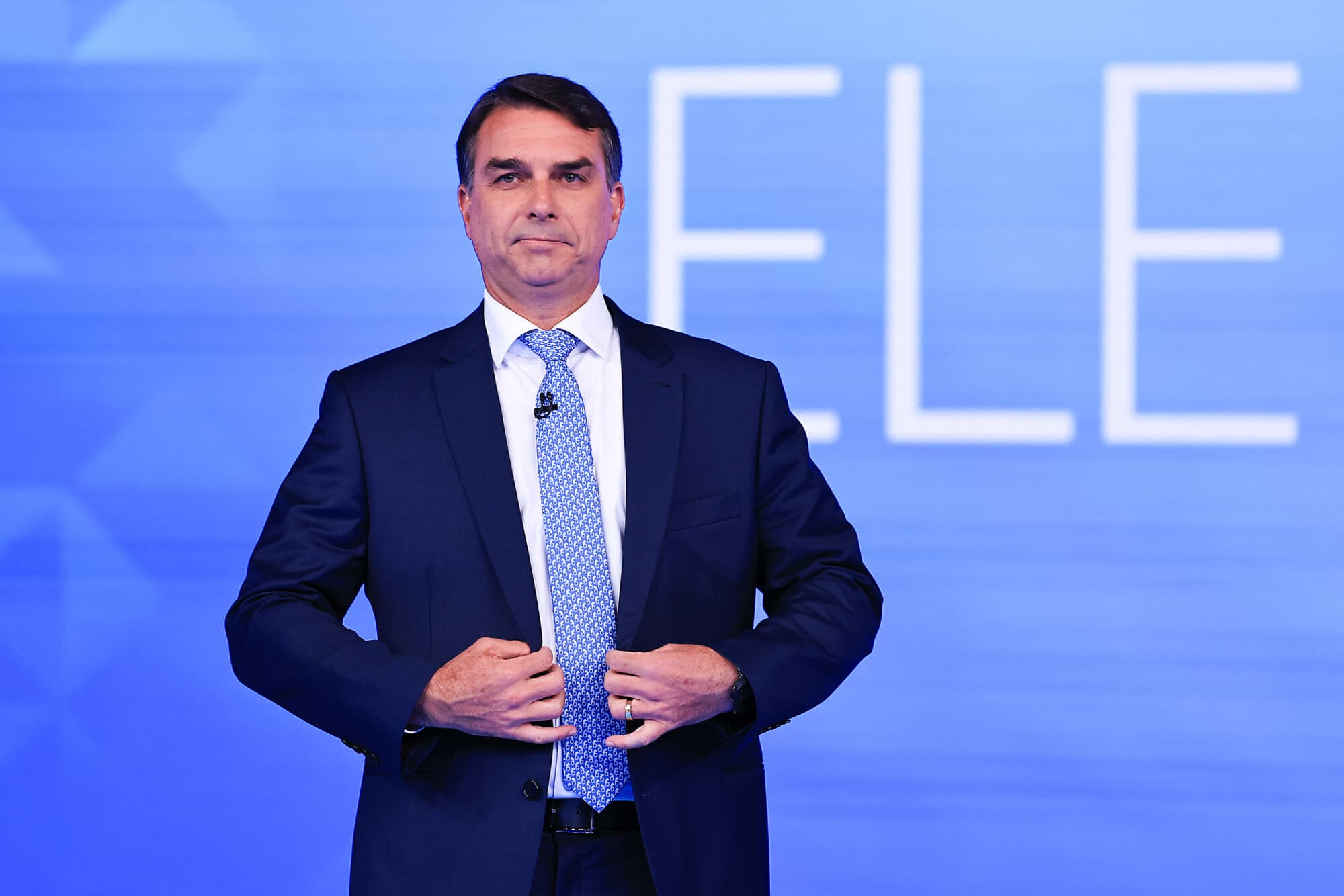 Flavio Bolsonaro, candidato presidencial del Partido Liberal (PL), gesticula antes de un debate previo a la segunda vuelta de las elecciones presidenciales de Brasil, celebrado en TV Globo el 23 de octubre de 2026 en Río de Janeiro, Brasil. (Buda Mendes/Getty Images)
