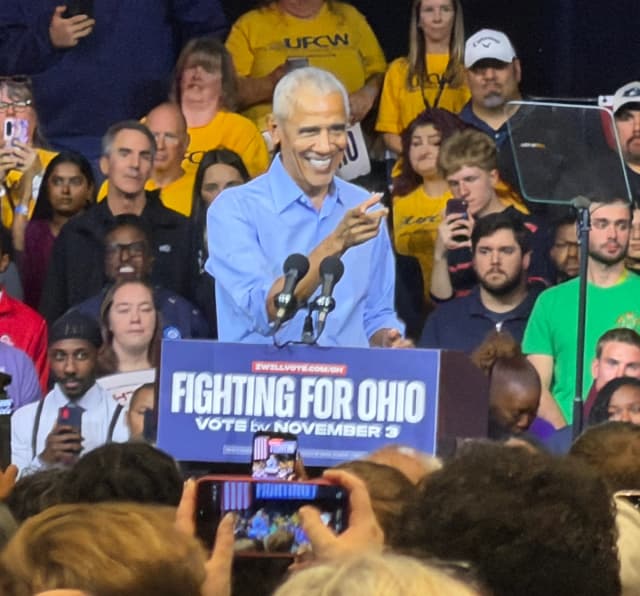 El expresidente Barack Obama, del Partido Demócrata, interviene durante un mitin para animar a votar a favor de los candidatos demócratas de Ohio en Cleveland, Ohio, el 24 de octubre de 2026. (Janice Hisle/The Epoch Times)