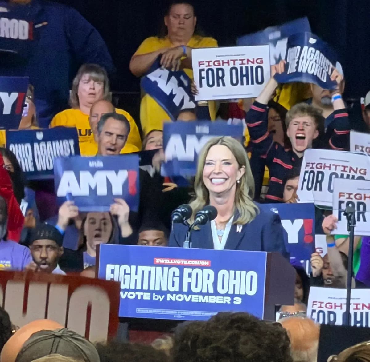 La Dra. Amy Acton, candidata demócrata a la gobernación de Ohio, interviene durante un mitin en Cleveland, Ohio, el 24 de octubre de 2026. (Janice Hisle/The Epoch Times)