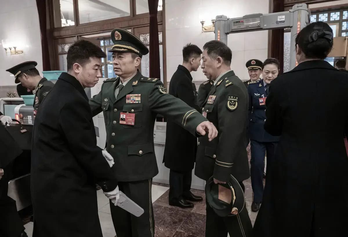 Los delegados militares que asisten a la Asamblea Popular Nacional del Partido Comunista Chino se someten a controles de seguridad al entrar en el Gran Salón del Pueblo en Beijing el 5 de marzo de 2026. (Kevin Frayer/Getty Images)