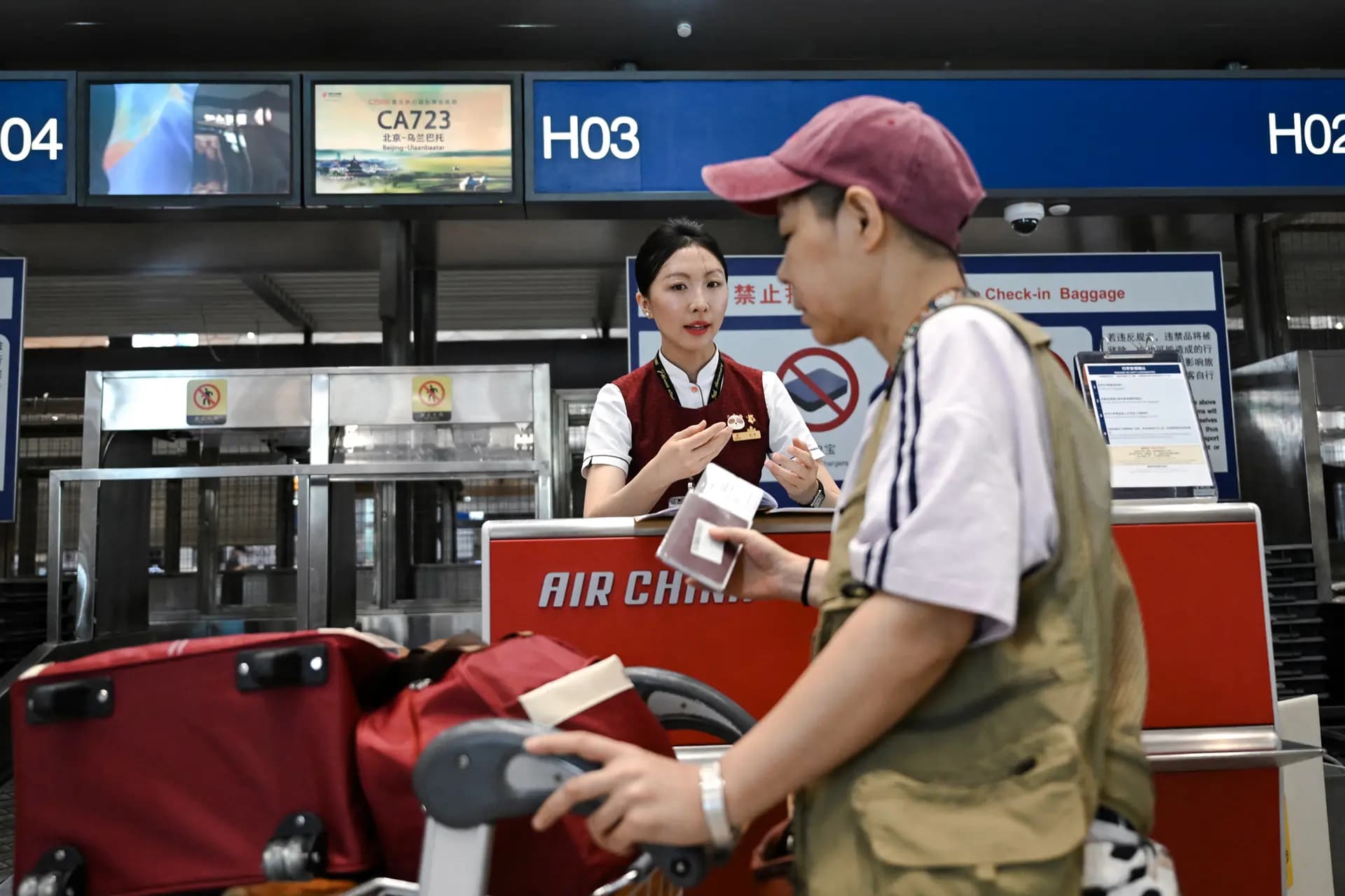 Un pasajero factura en el Aeropuerto Internacional de Beijing-Capital el 12 de agosto de 2026. (Pedro Pardo/AFP vía Getty Images)