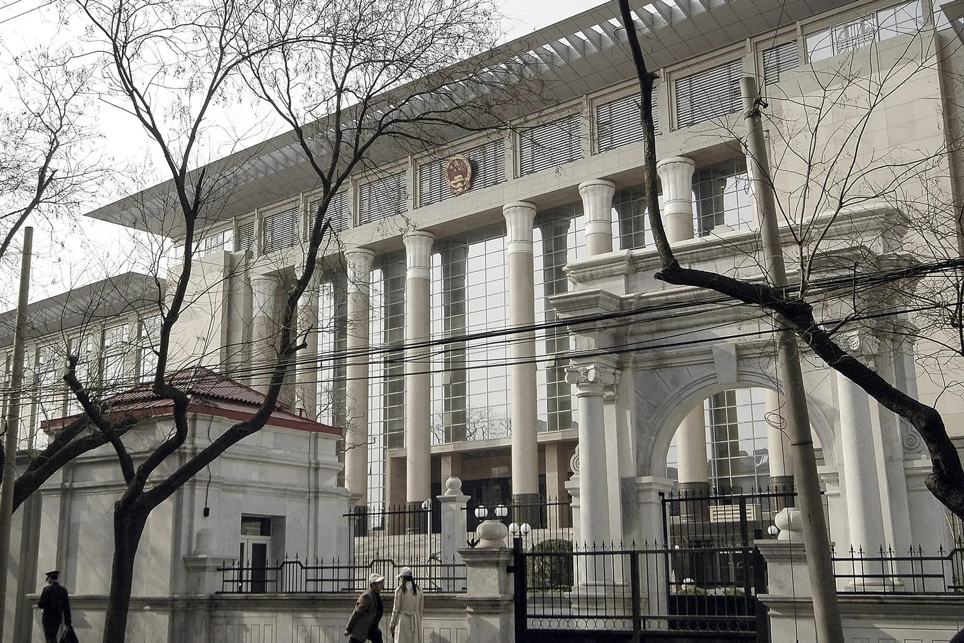 La Corte Popular Suprema de China en Beijing, en esta foto de archivo. A las personas incluidas en la lista negra de China por no pagar deudas ordenadas por las cortes se les puede prohibir volar, alojarse en hoteles de lujo, enviar a sus hijos a colegios privados y salir del país. (STR/AFP vía Getty Images)