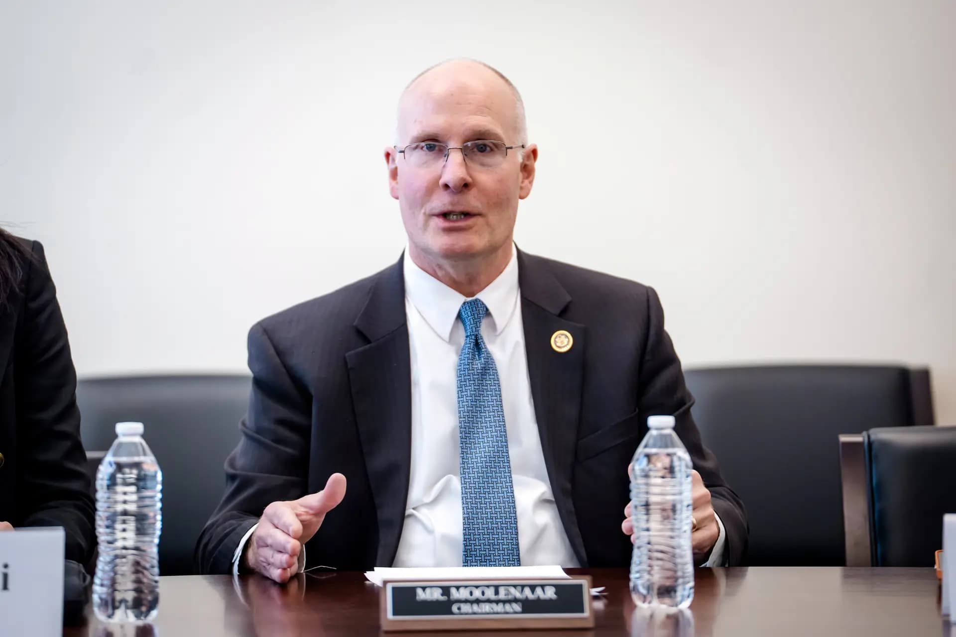 El diputado John Moolenaar (R-Mich.), presidente de la Comisión Especial de la Cámara de Representantes sobre el Partido Comunista Chino, interviene durante una rueda de prensa en el Capitolio, en Washington, el 19 de marzo de 2026. (Madalina Kilroy/The Epoch Times)