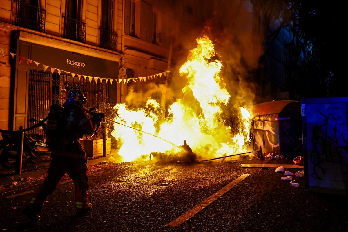 Un bombero francés apaga una barricada en llamas durante una manifestación en Marsella, Francia, el 24 de octubre de 2026. (Thibaud Moritz/AFP vía Getty Images)