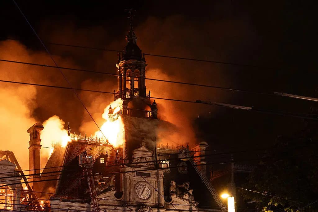 El campanario del ayuntamiento de Limoges después de que los alborotadores incendiaran el edificio en Limoges, en el departamento de Haute-Vienne, en la región francesa de Nueva Aquitania, el 17 de octubre de 2026. (Elise Cabane/Hans Lucas/AFP vía Getty Images)