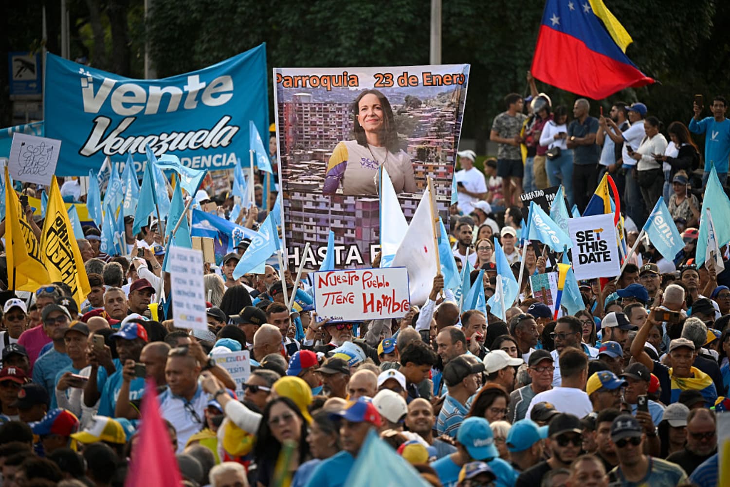 Partidarios de la líder opositora venezolana y ganadora del Premio Nobel de la Paz, María Corina Machado, asisten a un mitin para exigir elecciones en Caracas el 22 de octubre de 2026. (Federico PARRA / AFP vía Getty Images)