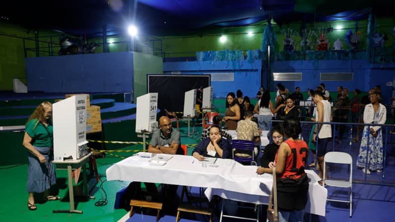 Cierran colegios electorales de Brasil y tras reanudación avanza conteo de votos en cerrada contienda