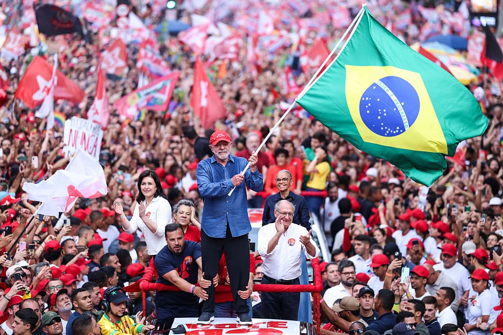 Luiz Inácio Lula Da Silva, actual presidente de Brasil y candidato presidencial del Partido dos Trabalhadores (PT), ondea una bandera de Brasil durante una manifestación antes de la segunda vuelta presidencial en la Avenida Paulista el 24 de octubre de 2026 en Sao Paulo, Brasil. El actual presidente de Brasil se enfrentaría a Flavio Bolsonaro en una ajustada segunda vuelta para buscar un cuarto mandato en la presidencia. (Alexandre Schneider/Getty Images)
