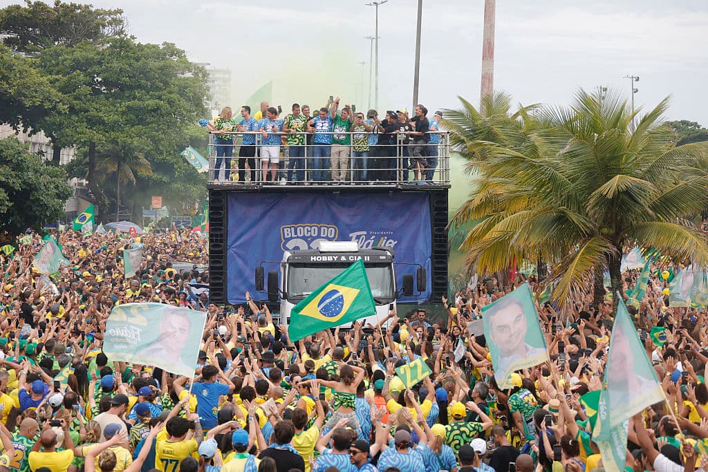 El candidato presidencial del Partido Liberal (PL), Flávio Bolsonaro, participa desde un camión con equipo de sonido en un mitin previo a la segunda vuelta electoral, en Barra da Tijuca, el 24 de octubre de 2026 en Río de Janeiro, Brasil. Bolsonaro se enfrentaría al actual presidente, Lula da Silva, en una segunda vuelta muy reñida. (Lucas Figueiredo/Getty Images)