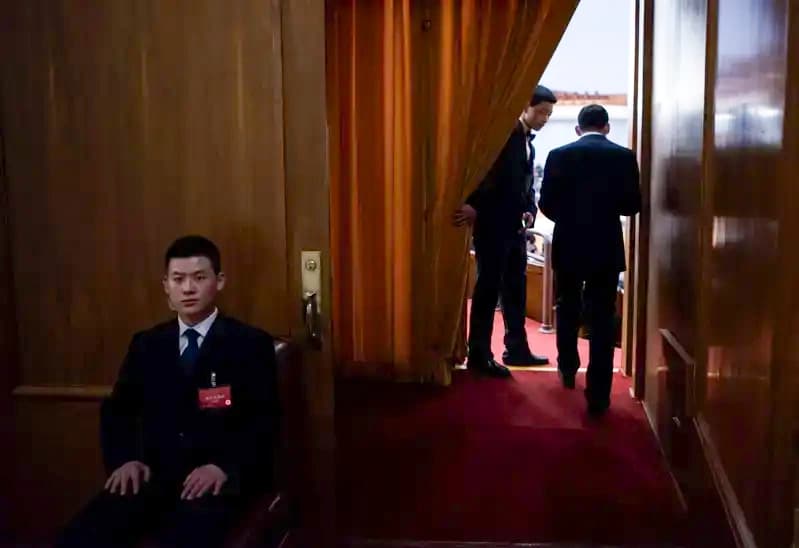 Personal de seguridad en el interior del Gran Salón del Pueblo de Beijing el 5 de marzo de 2016. (Johannes Eisele/AFP/Getty Images).