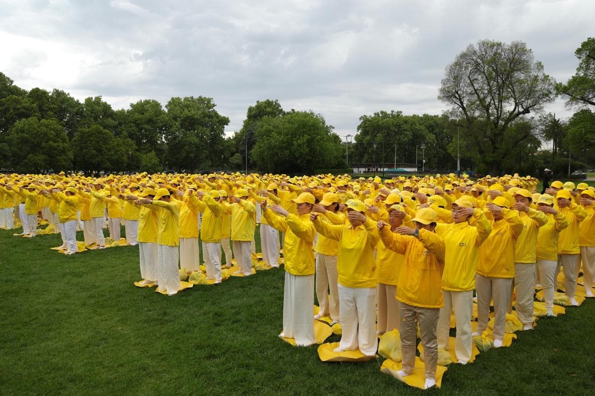 Los practicantes de Falun Dafa forman las palabras "Falun Dafa Is Good" en inglés en los Jardines Alexandra de Melbourne, Australia, el 24 de octubre de 2026. (Grace Yu/The Epoch Times)