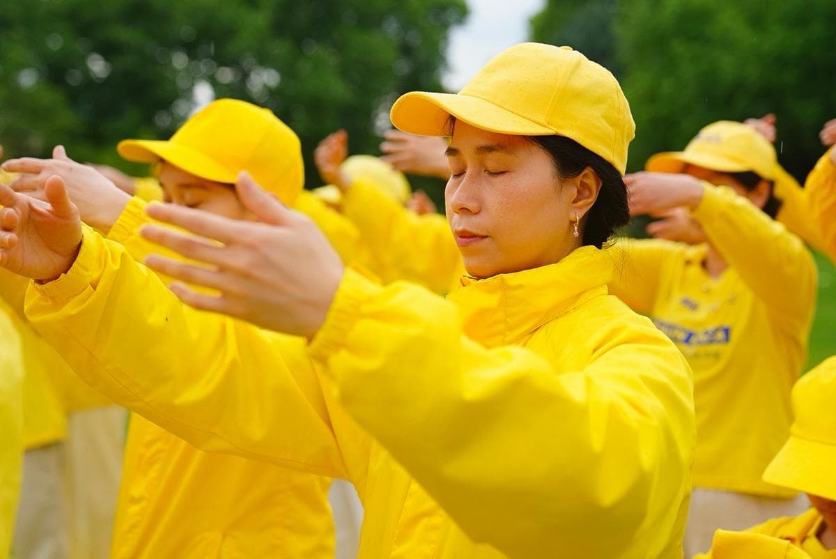 Los practicantes de Falun Dafa forman las palabras "Falun Dafa es bueno" en inglés en los Jardines Alexandra de Melbourne, Australia, el 24 de octubre de 2026. (Tien Nguyen/The Epoch Times)