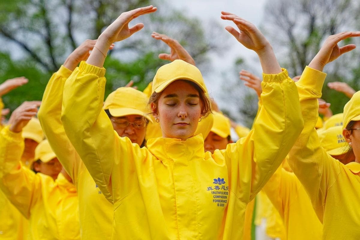 Los practicantes de Falun Dafa forman las palabras "Falun Dafa es bueno" en inglés en los Jardines Alexandra de Melbourne, Australia, el 24 de octubre de 2026. (Tien Nguyen/The Epoch Times)