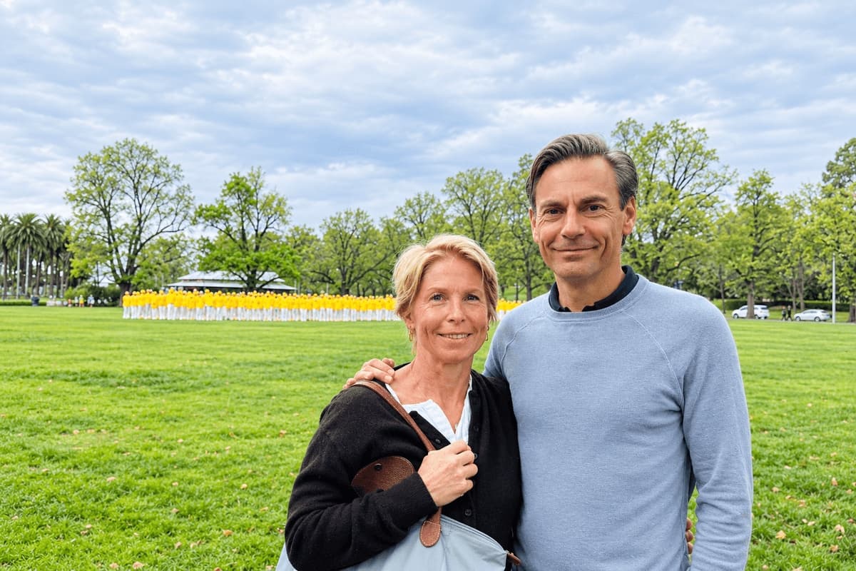 El consultor Coen De Vuijst y su esposa, Barbara, observan una formación de caracteres de Falun Dafa en Melbourne, Australia, el 24 de octubre de 2026. (NTD)