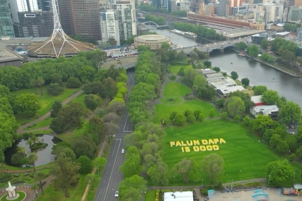 La tarde del 24 de octubre de 2026, unos 700 practicantes de Falun Dafa de Australia formaron la frase "FALUN DAFA IS GOOD" (Falun Dafa es bueno) en los Jardines Alexander de Melbourne. (Imagen cortesía de la empresa Drone Pilot Pete)