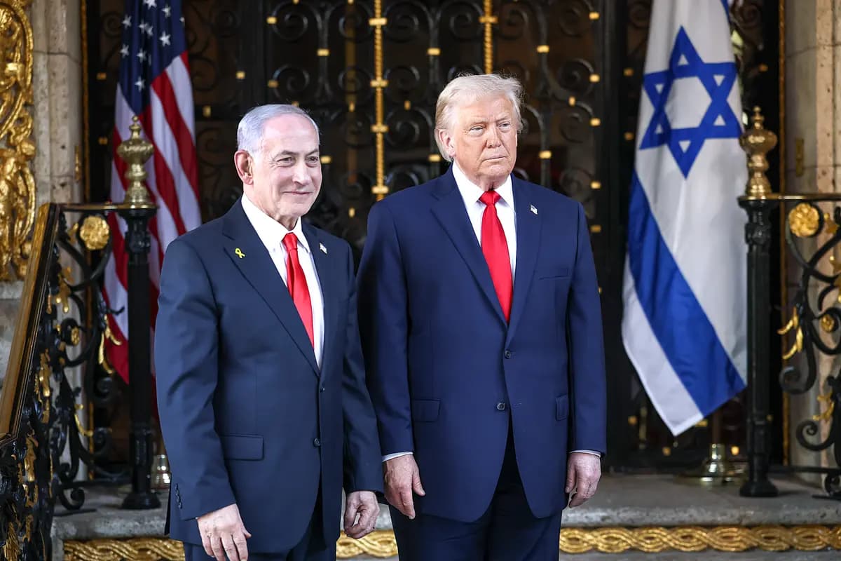 El presidente de EE. UU., Donald Trump, da la bienvenida al primer ministro israelí, Benjamin Netanyahu, en Palm Beach, Florida, el 29 de diciembre de 2025. (Joe Raedle/Getty Images).