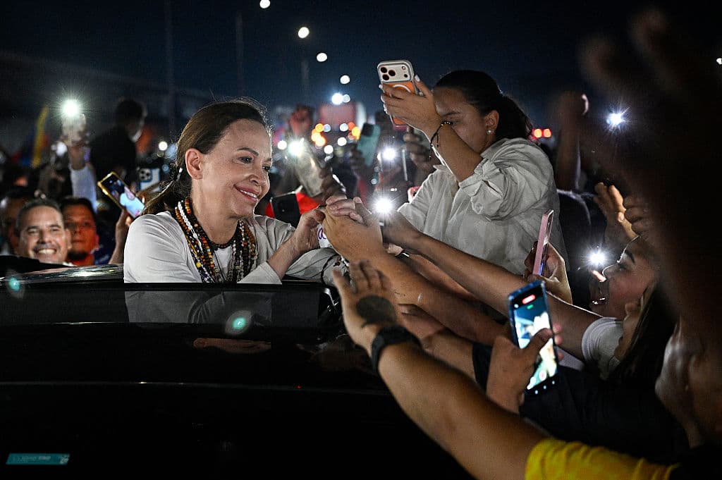 La líder de la oposición venezolana y Premio Nobel de la Paz, María Corina Machado, saluda a sus seguidores tras su llegada a Caracas el 25 de octubre de 2026. Machado regresó a su país natal el 25 de octubre de 2026, tras casi un año en el exilio y saludó a sus entusiastas seguidores en una iglesia de la ciudad de Barquisimeto. (Foto de Federico PARRA / AFP vía Getty Images)

