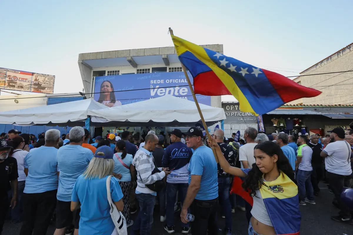 Simpatizantes de la líder opositora venezolana María Corina Machado se reúnen durante la inauguración de una oficina local del partido opositor Vente Venezuela en Naguanagua, Venezuela, el 24 de octubre de 2026. (Juan Carlos Hernández/Reuters).