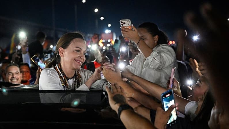 Maria Corina Machado líder venezolana fue recibida por miles de seguidores a su llegada a Caracas