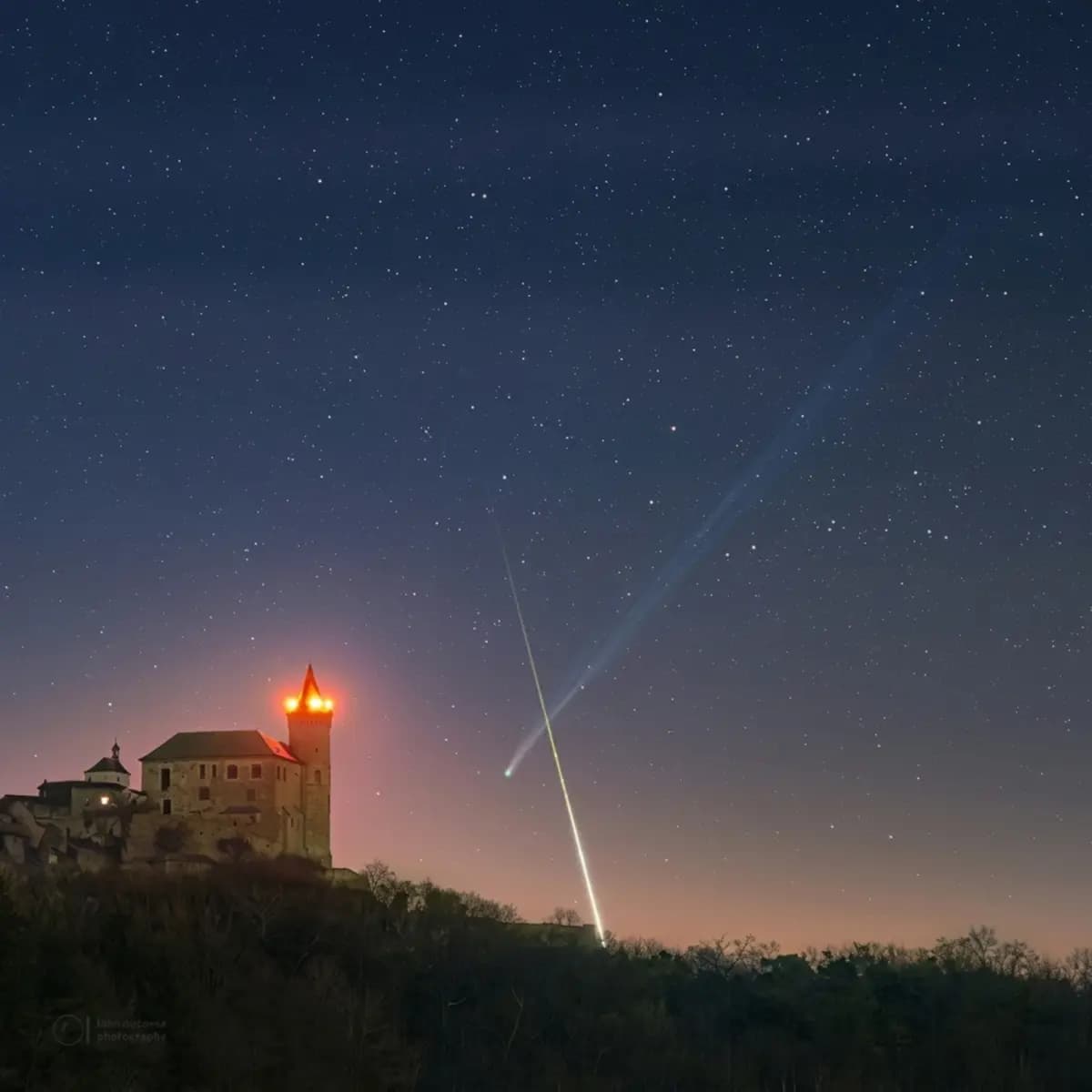 Una estrella fugaz se cruza con el cometa C/2025 R3 (PanSTARRS) sobre el castillo de Kunětická hora, República Checa. (Cortesía de Petr Horálek).