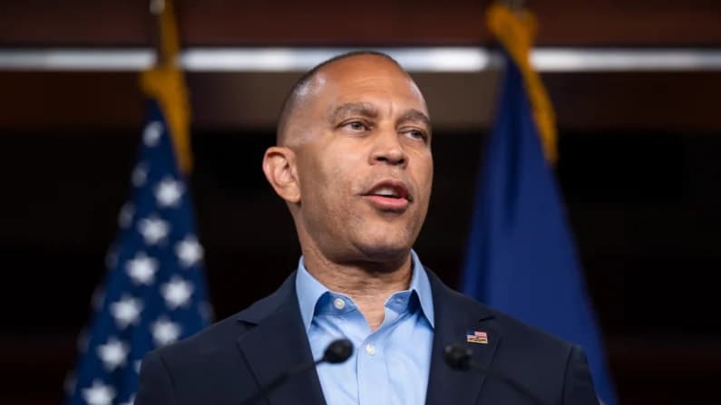 Jeffries dice que los demócratas actuarán contra Hegseth si Trump no lo hace