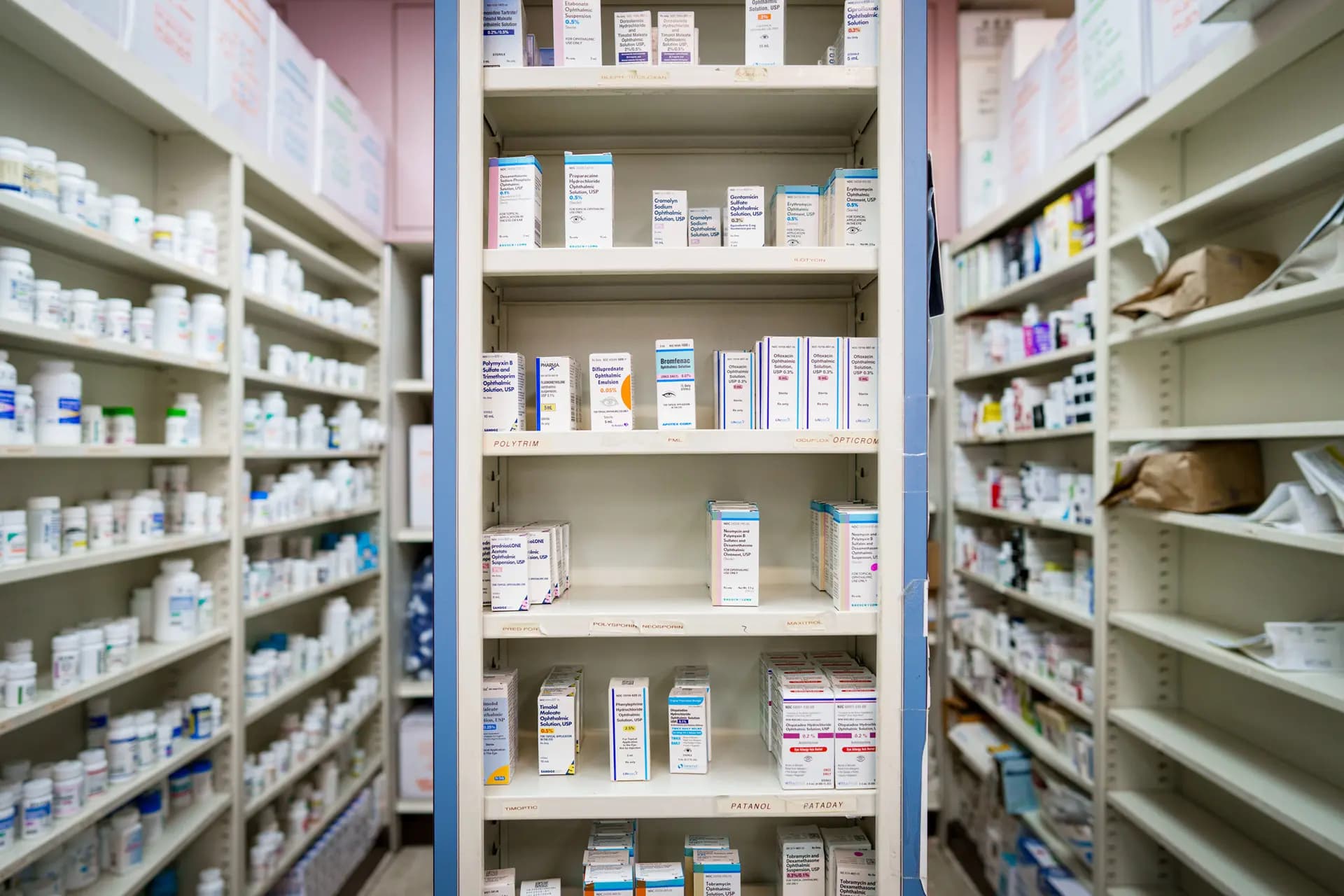 Medicamentos almacenados en una farmacia de Los Ángeles el 12 de mayo de 2025. El Programa de Precios de Medicamentos 340B permite a ciertos proveedores de atención médica comprar medicamentos recetados con un gran descuento y venderlos a los pacientes a precios minoristas, quedándose con la diferencia para complementar sus ingresos. (Eric Thayer/Getty Images)