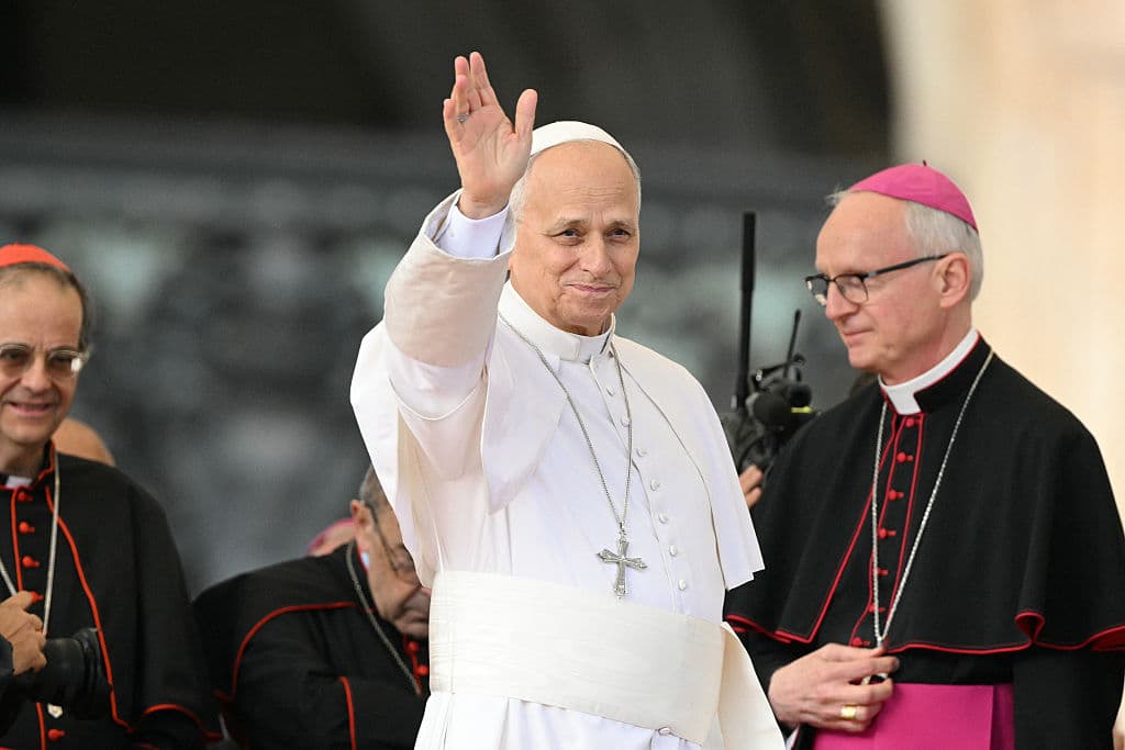 El papa León XIV saluda a la multitud durante la audiencia general semanal en la plaza de San Pedro, en el Vaticano, el 21 de octubre de 2026. (Foto de Tiziana FABI / AFP vía Getty Images)