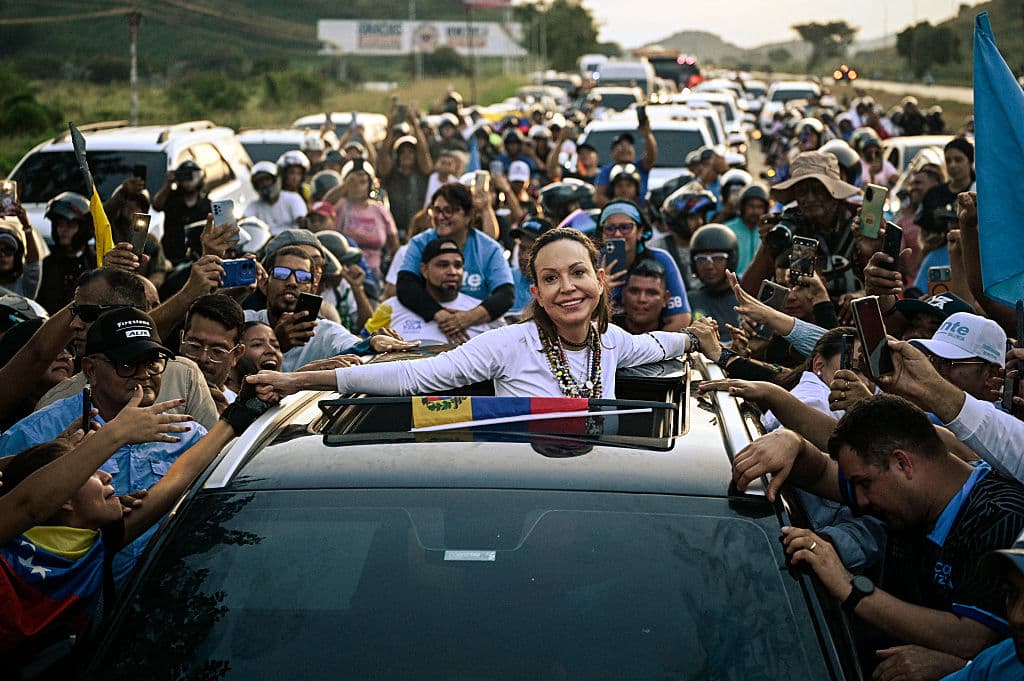 La líder de la oposición venezolana y ganadora del Premio Nobel de la Paz, María Corina Machado, saluda a sus seguidores tras su llegada a Caracas el 25 de octubre de 2026. Machado regresó a su país natal el 25 de octubre de 2026, tras casi un año en el exilio, y saludó a sus seguidores, que la recibían con gran entusiasmo, en una iglesia de la ciudad de Barquisimeto. (Federico PARRA / AFP vía Getty Images)