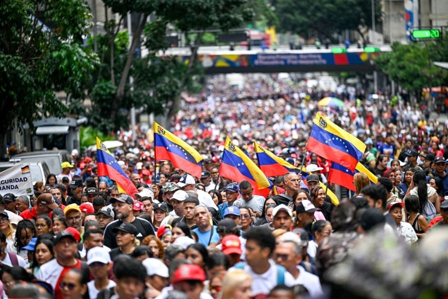 Partidarios del gobierno de Venezuela participan en una marcha en apoyo al proceso de diálogo entre un sector de la oposición y el gobierno, y para exigir el levantamiento de las sanciones, en Caracas, Venezuela, el 13 de octubre de 2026. (Federico Parra/AFP vía Getty Images)
