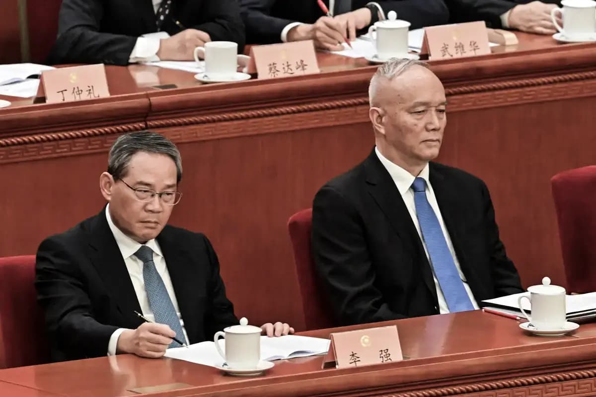 El primer ministro chino, Li Qiang (izquierda), y Cai Qi, director de la Oficina General del Partido Comunista Chino, asisten a la sesión inaugural del Comité Nacional del Partido Comunista Chino de la Conferencia Consultiva Política del Pueblo Chino en el Gran Salón del Pueblo, en Beijing, el 4 de marzo de 2025. (Adek Berry /AFP vía Getty Images).