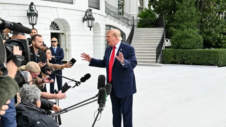 Grupos de Columbia y Yale demandan a Trump por restricciones a periodistas de la Casa Blanca