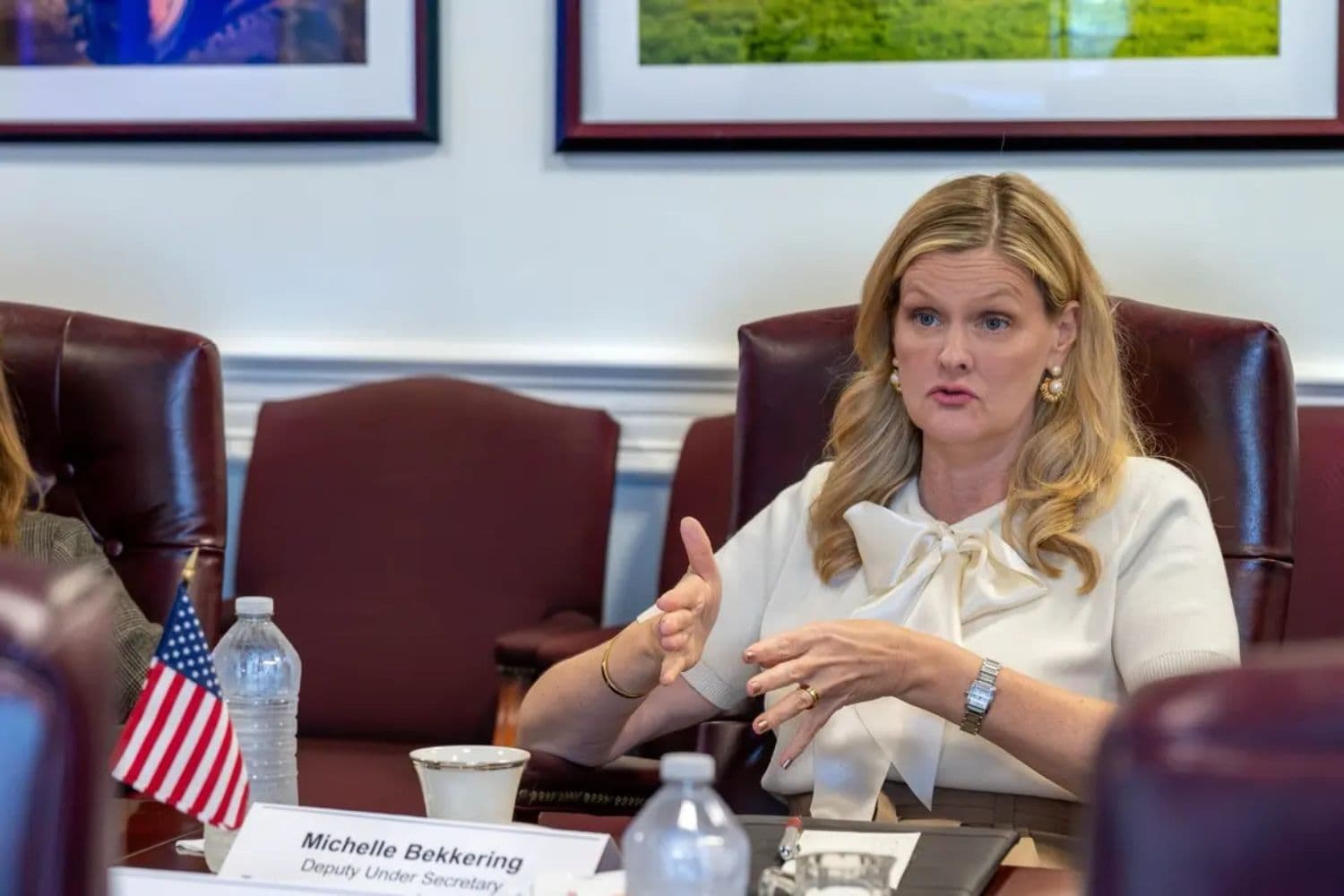 La subsecretaria interina Michelle Bekkering se reúne con socios extranjeros para discutir el comercio de productos agrícolas de EE. UU. en Washington en octubre de 2026. (Departamento de Agricultura de EE. UU.)