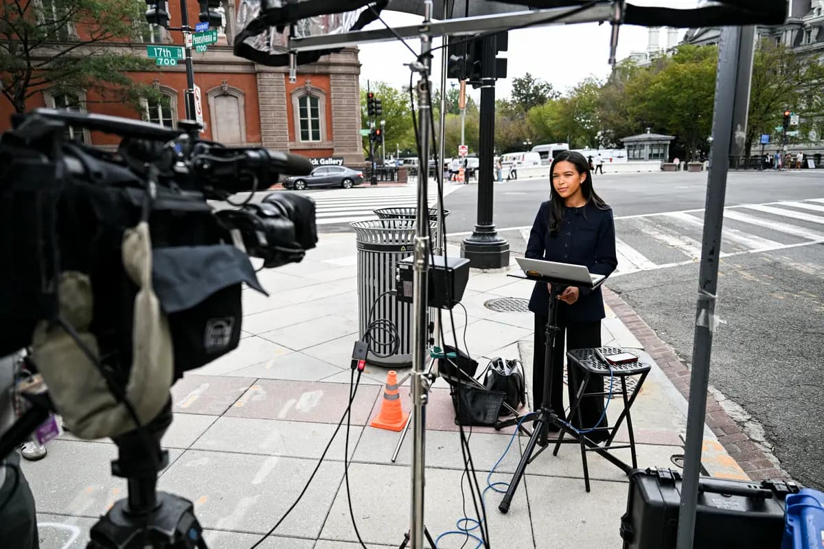 <em>La corresponsal de MS NOW, Akayla Gardner, informa desde las afueras de la Casa Blanca el 20 de septiembre de 2026, después de que el presidente Donald Trump prohibiera el acceso al medio de comunicación. (Annabelle Gordon/Reuters).</em>