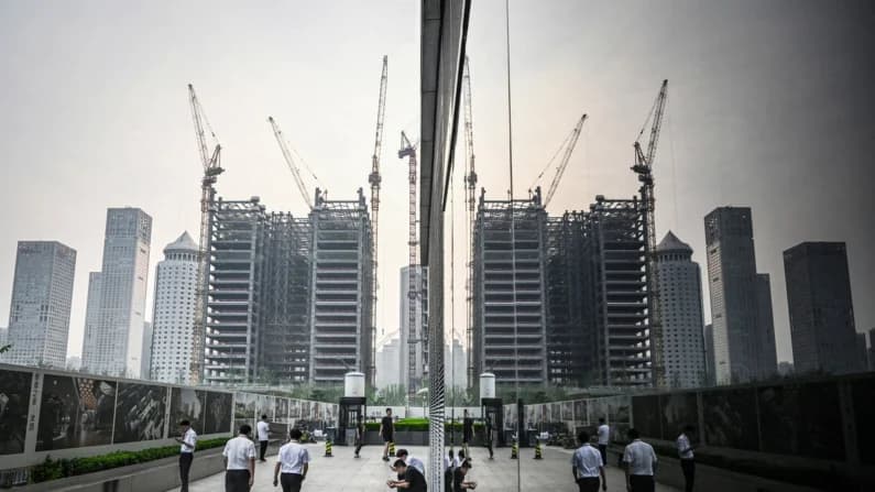 Crisis inmobiliaria y de deuda en China se agravan aumentando los despidos en la construcción