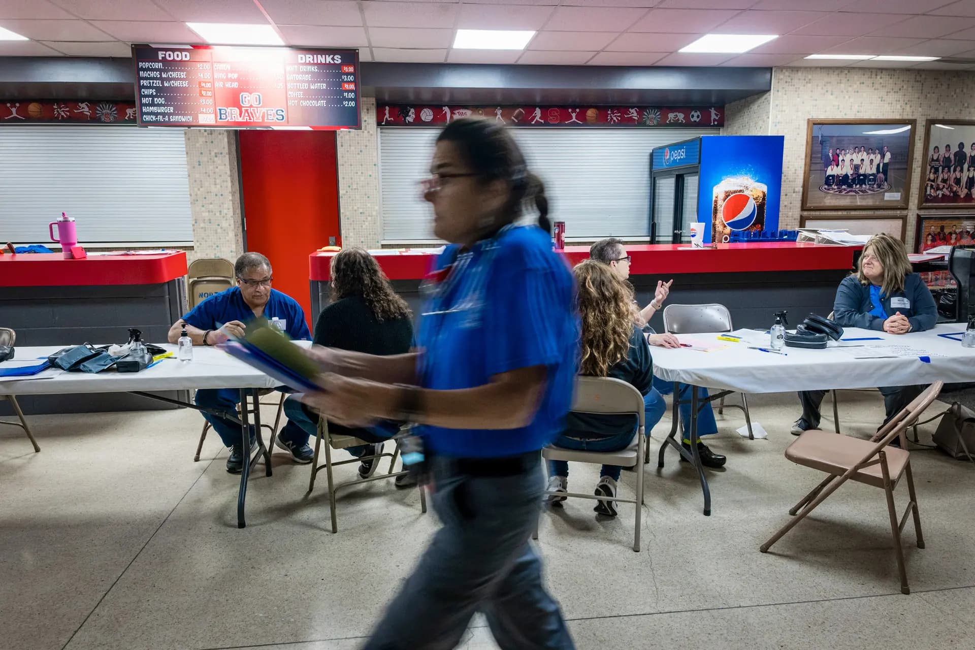 Pacientes se registran para recibir atención en una clínica móvil dental y médica en Terre Haute, Indiana, el 2 de agosto de 2025. El programa 340B está diseñado para ayudar a hospitales que atienden áreas rurales, aquellos con una proporción desproporcionada de pacientes de Medicaid u otros proveedores de atención médica de la red de seguridad. (Spencer Platt/Getty Images).