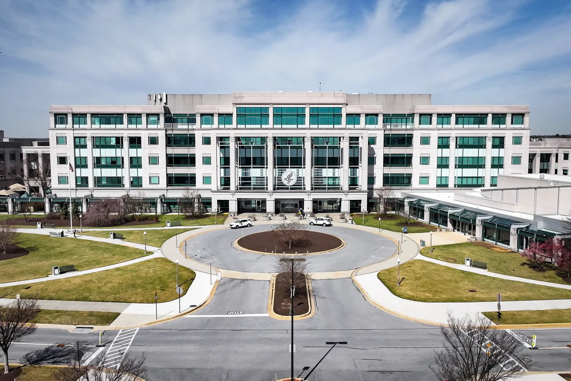 El edificio de los Centros de Servicios de Medicare y Medicaid (CMS) en Woodlawn, Maryland, el 19 de marzo de 2025. CMS ha propuesto una norma que reduciría el margen de beneficio que Medicare paga a los hospitales por la venta de medicamentos del programa 340B. (Kayla Bartkowski/Getty Images).