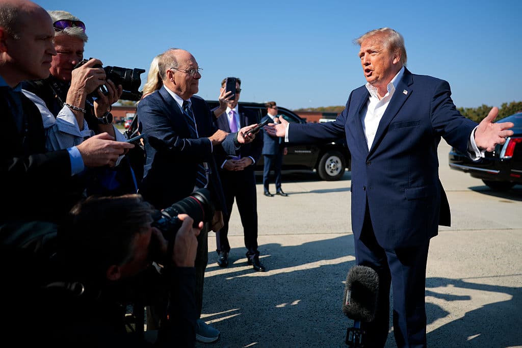 El presidente de Estados Unidos, Donald Trump, habla con miembros de la prensa sobre un barco que transporta petróleo crudo desde Venezuela a Texas hoy antes de abordar el Air Force One el 27 de octubre de 2026 en la Base Conjunta Andrews, Maryland. El presidente Trump viaja a Texas para asistir a actos de campaña en Corpus Christi y Lubbock antes de las elecciones de mitad de período de la próxima semana. (Chip Somodevilla/Getty Images)
