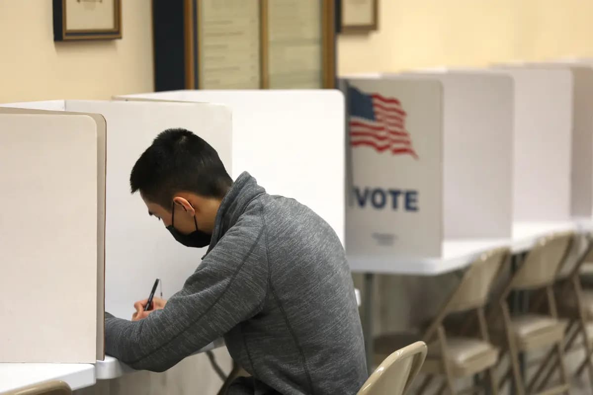 <em>Un votante rellena su boleta en un colegio electoral del Ayuntamiento de San Francisco el 7 de junio de 2022. (Justin Sullivan/Getty Images).</em>
